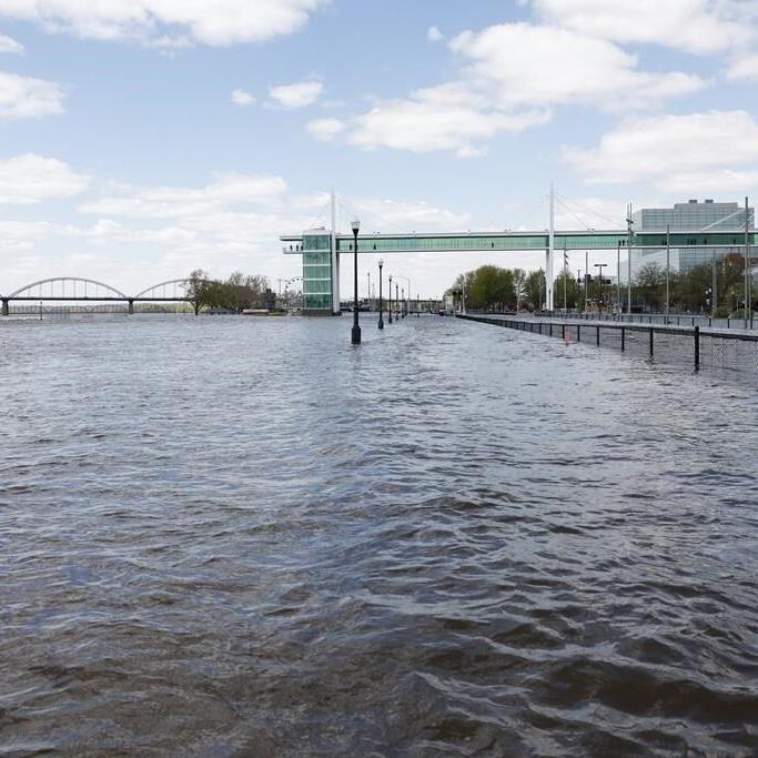 Flood concerns rise as Mississippi River crests in Iowa city